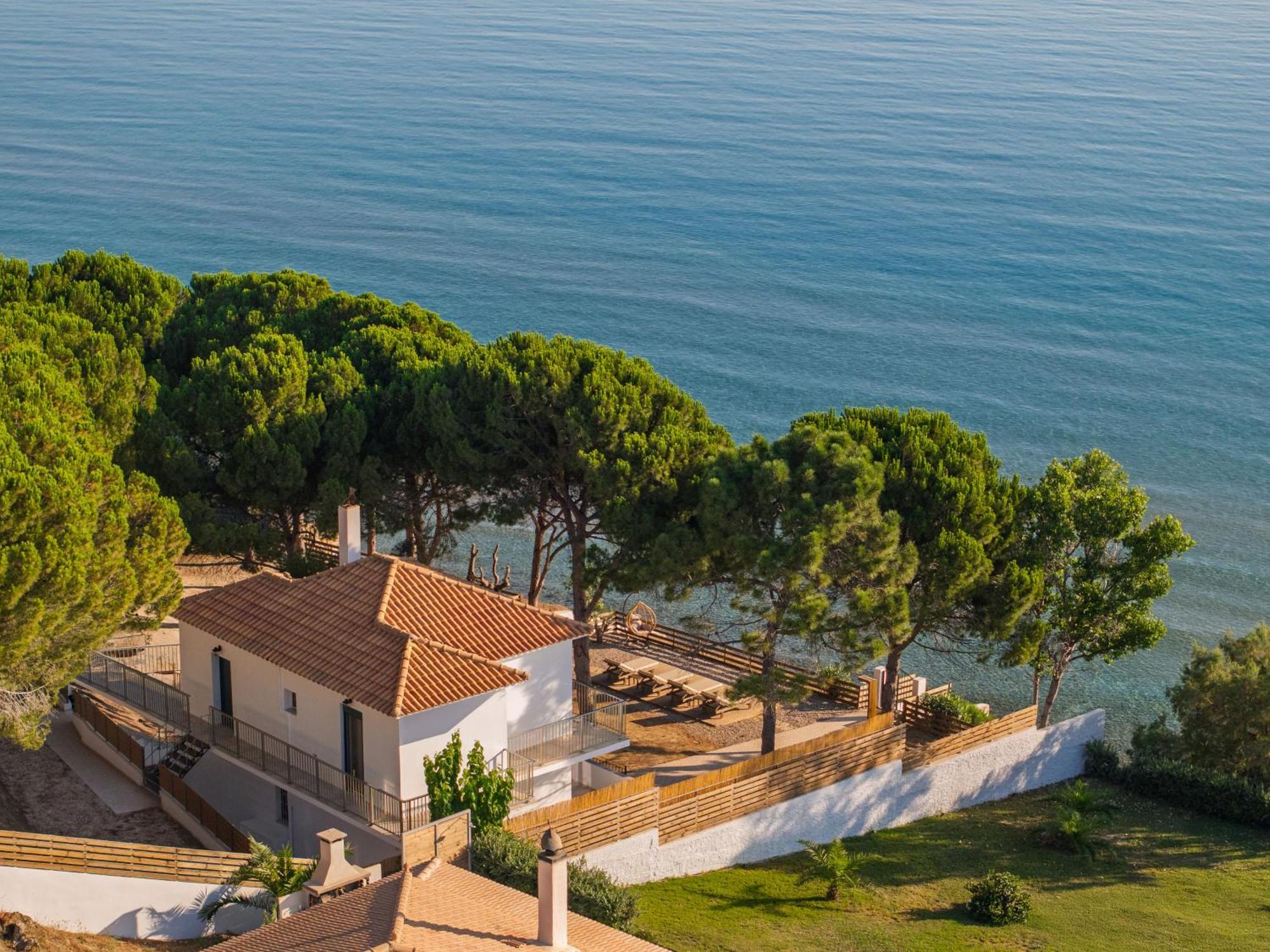 Vera - Brand New Seafront Villa! Αλυκών